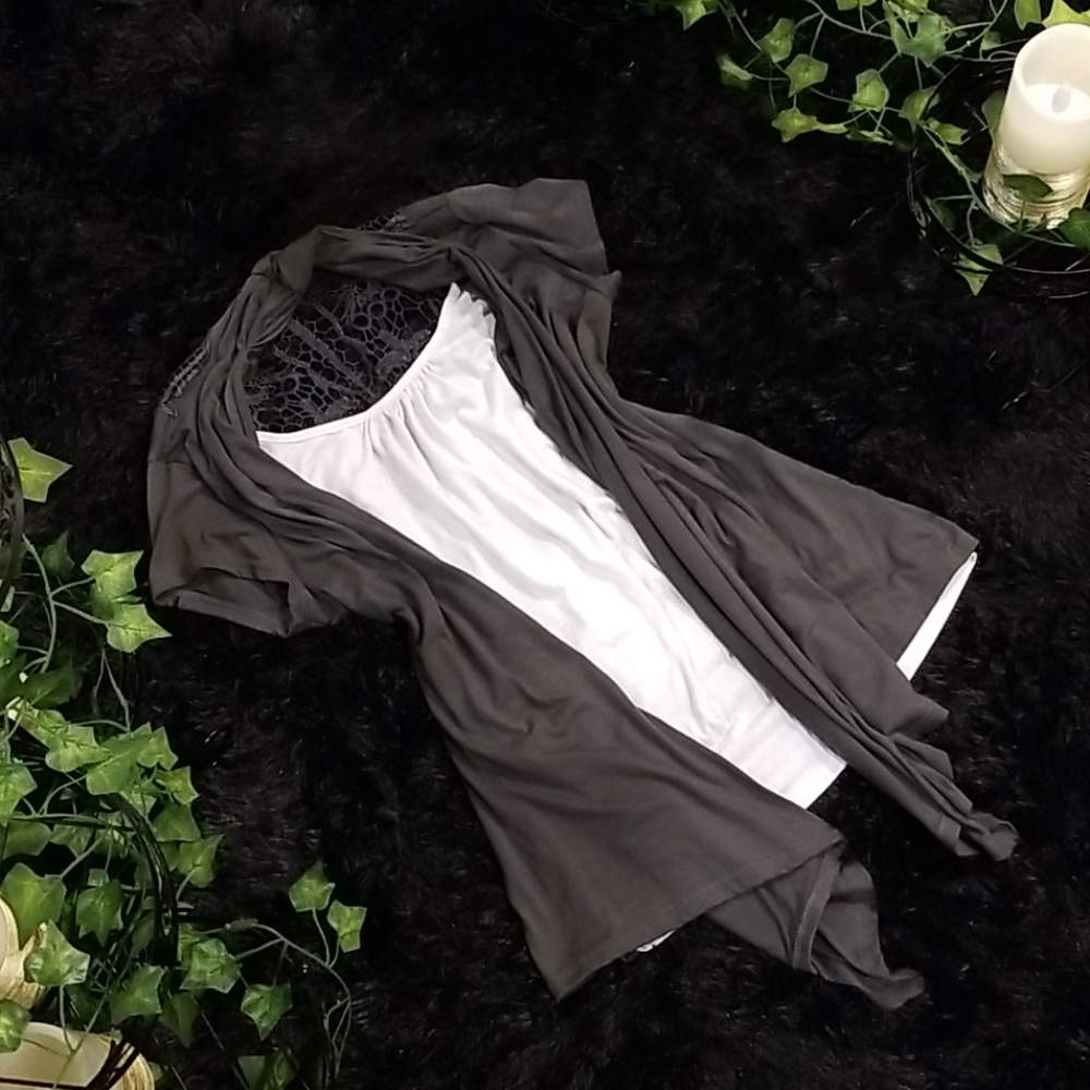 ❤❤❤Beautiful Lace-Back Blouse!